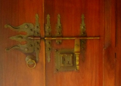 locking system is known as Mani-Chitra-Taal