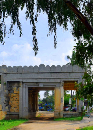 Anegundi Entrance - Modaline Bagalu, which in Kannada means, "First Gate"