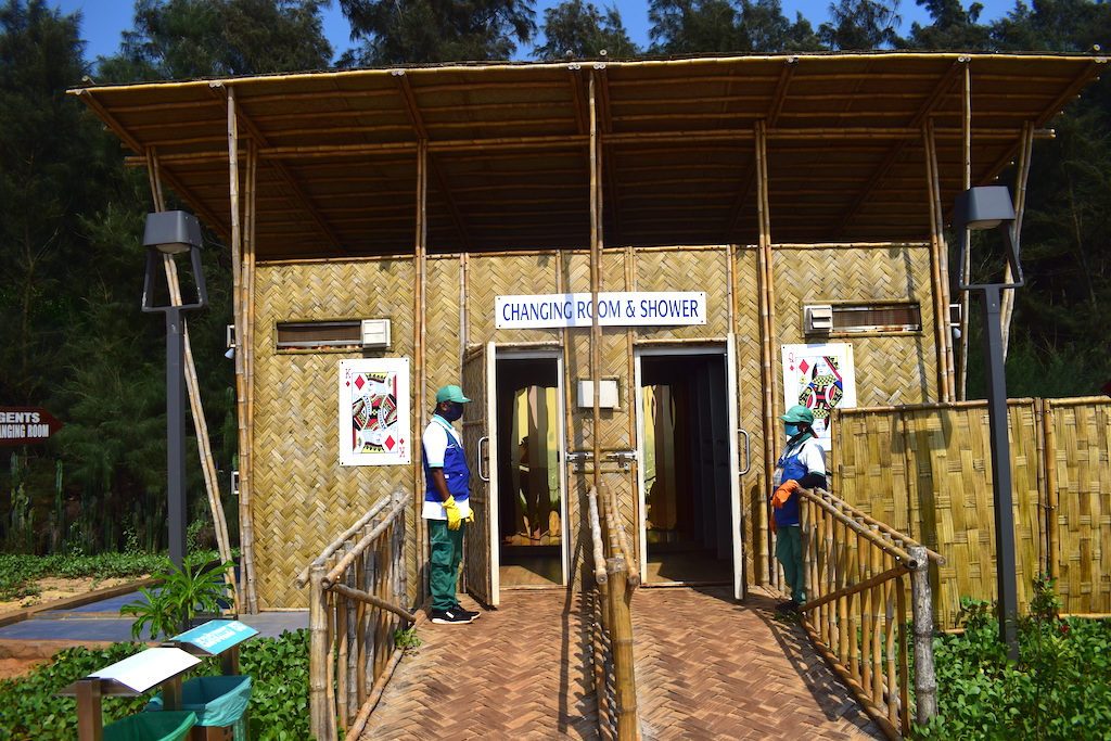 Toilets and changing rooms at Kasarkod Beach