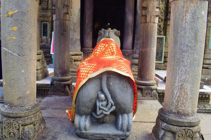 A Nandi stands facing the main entrance