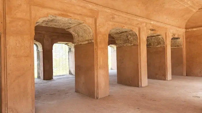 Arched columns at Moti Mahal Ramnagar Mandla