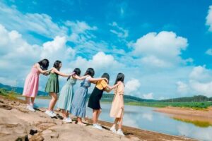 16 Best Hindi Friendship Songs For Roadtrip - Friendship Day