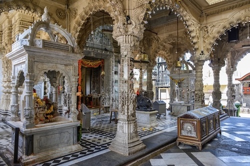 Babulnath Mandir Mumbai: Incredible 800-Year-Old Temple Babulnath Temple Mumbai
